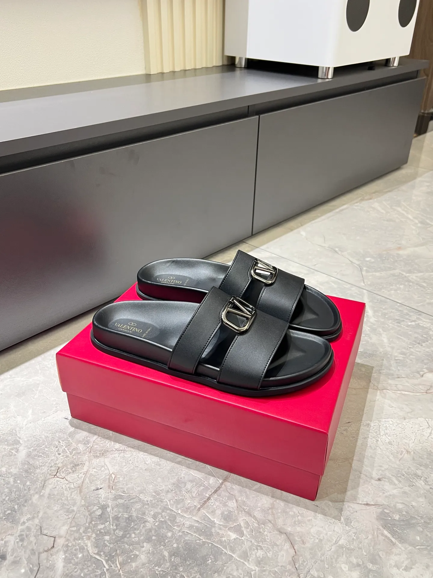 Men's shoes 💰p300 VALENTINO Men's 🧍‍♂️ Spring and summer new style metal logo flat slippers, elegant sandals, the same style worn by celebrities, original molding, imported calfskin. Rubber outsole. Soft and durable, full set of counter packaging size: 39-44 (.45.46 customized)